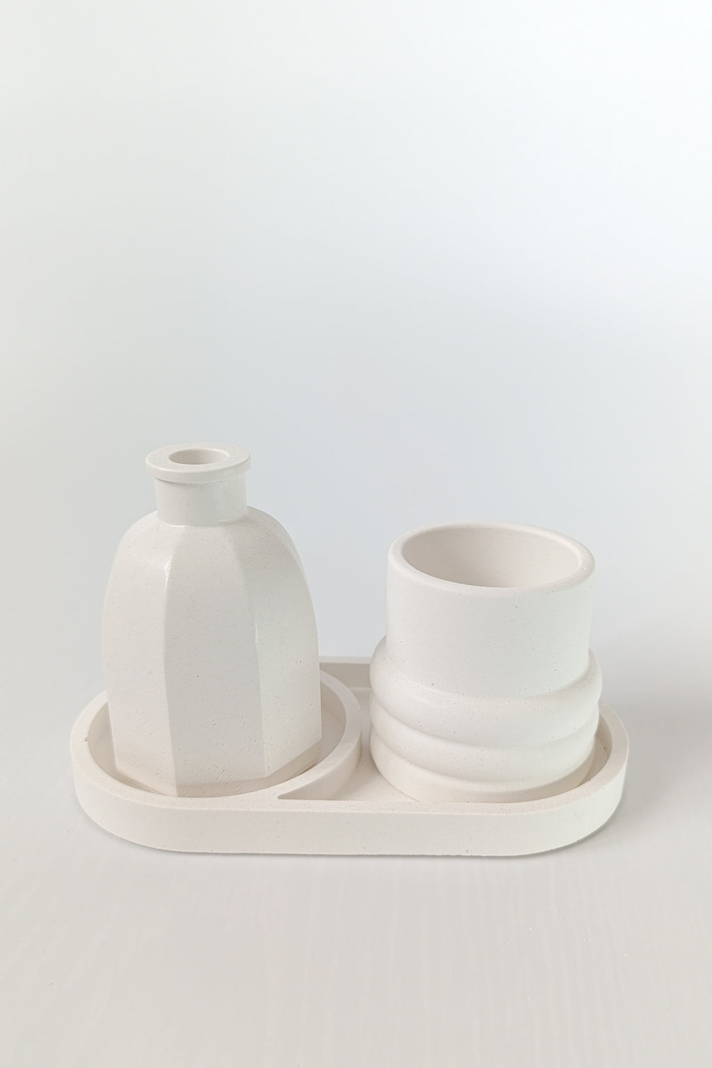 Minimal Taş Tozu Vazo Seti Tepsili – Modern Dekoratif 3’lü Set DKR0022