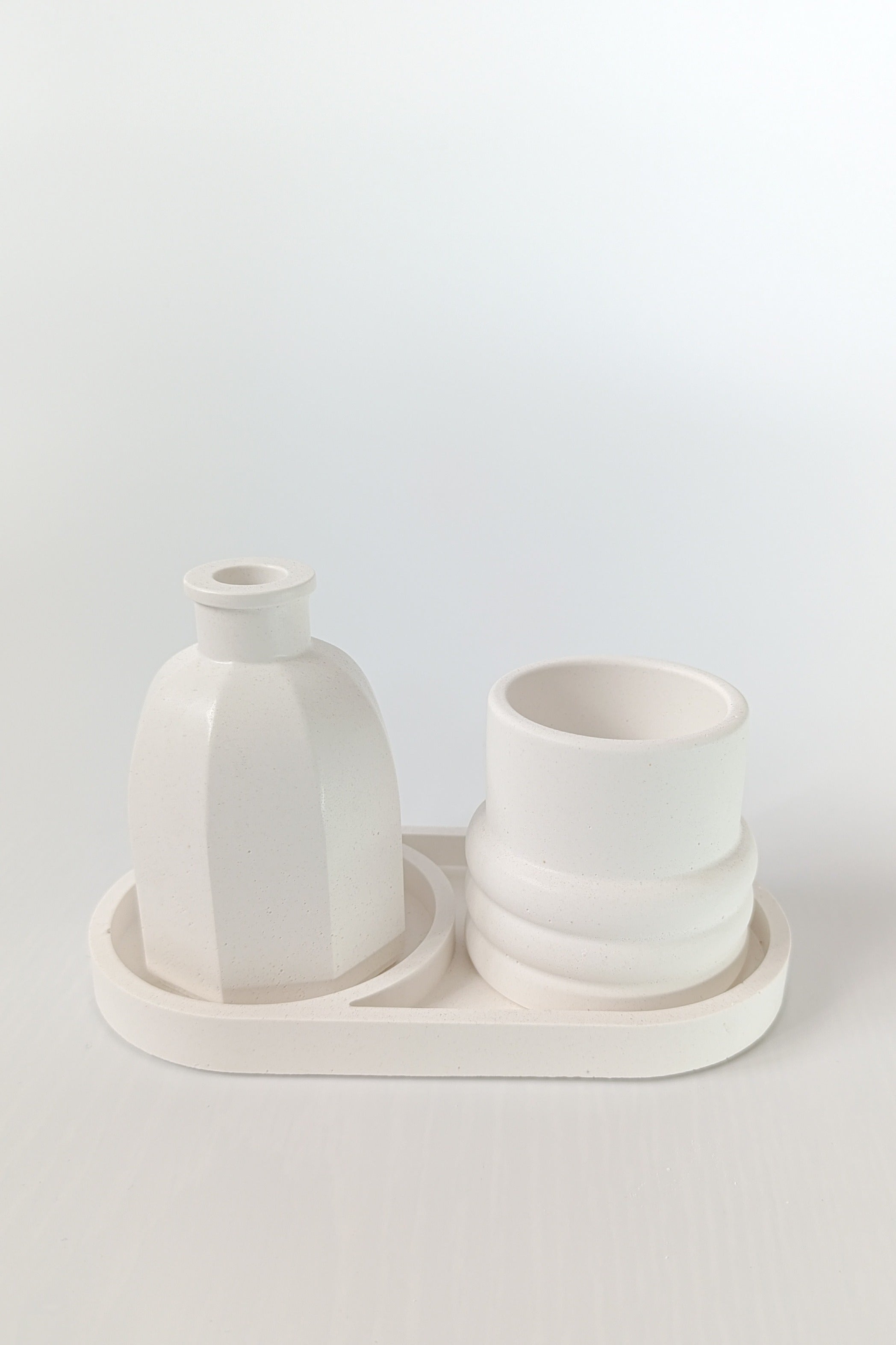 Minimal Taş Tozu Vazo Seti Tepsili – Modern Dekoratif 3’lü Set DKR0022