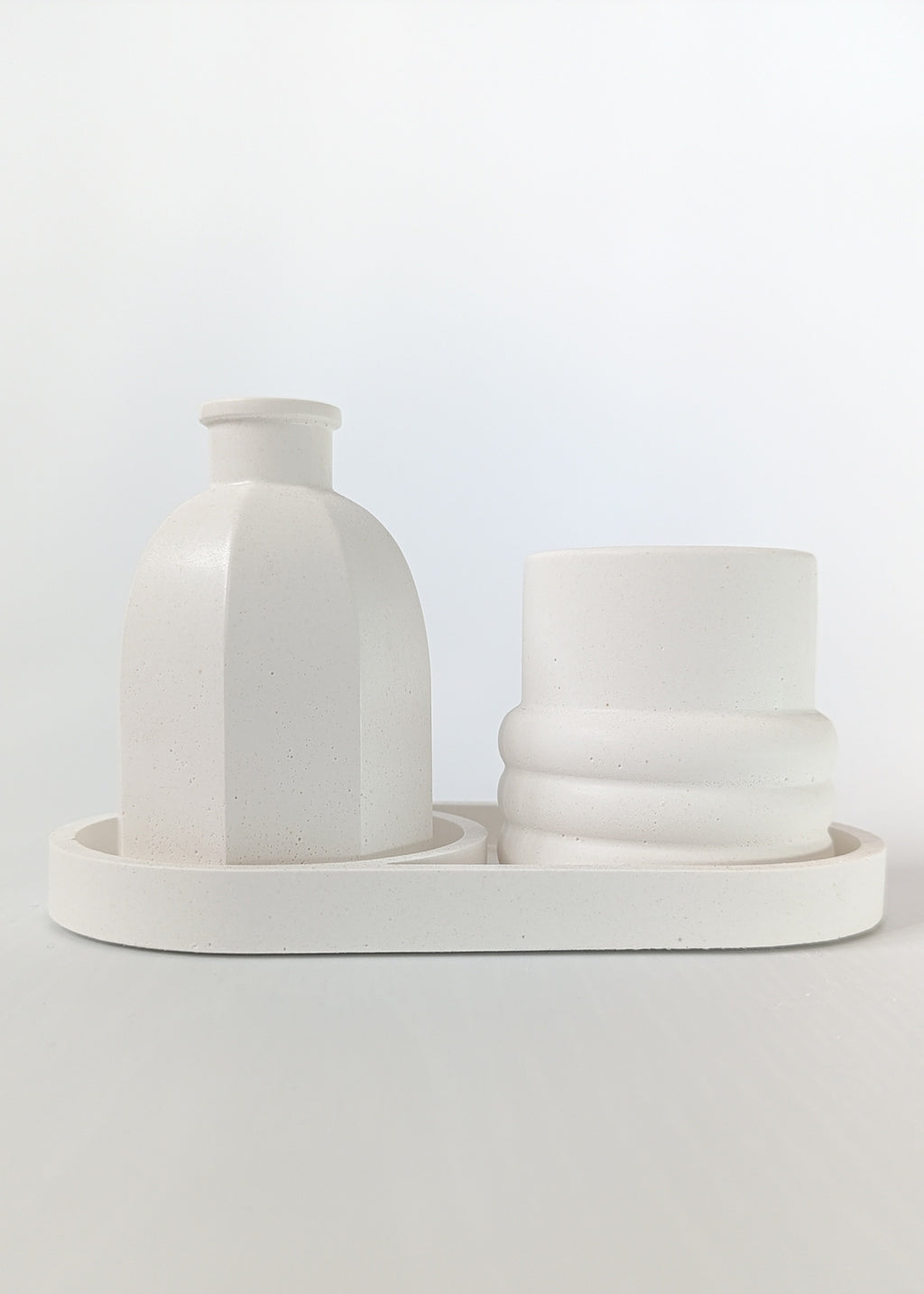 Minimal Taş Tozu Vazo Seti Tepsili – Modern Dekoratif 3’lü Set DKR0022