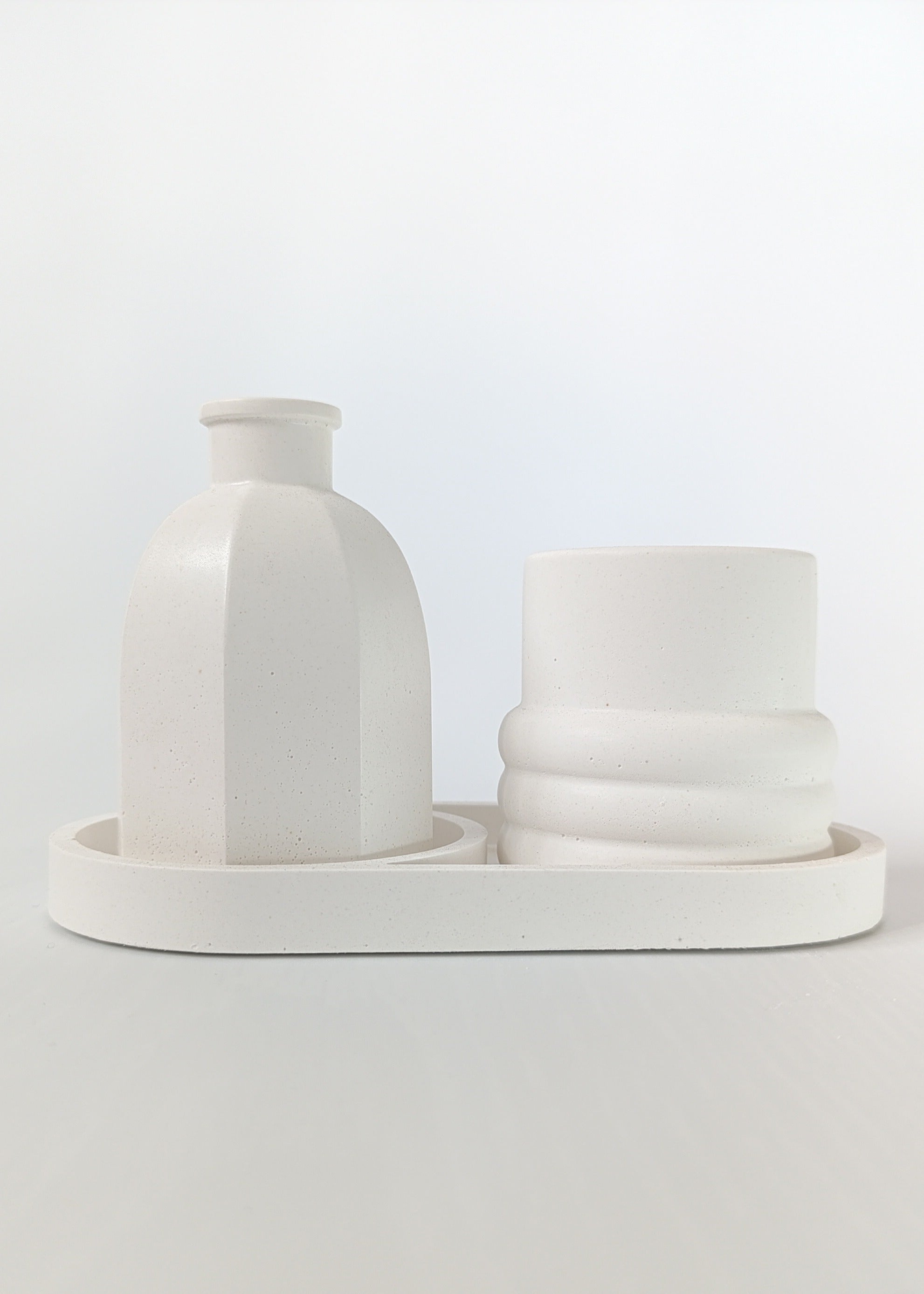 Minimal Taş Tozu Vazo Seti Tepsili – Modern Dekoratif 3’lü Set DKR0022