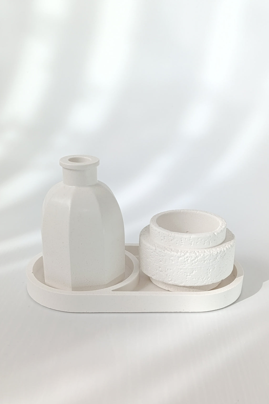 Minimal Taş Tozu Vazo ve Mumluk Seti Tepsili – Tealight Uyumlu Dekoratif 3’lü Set DKR0023