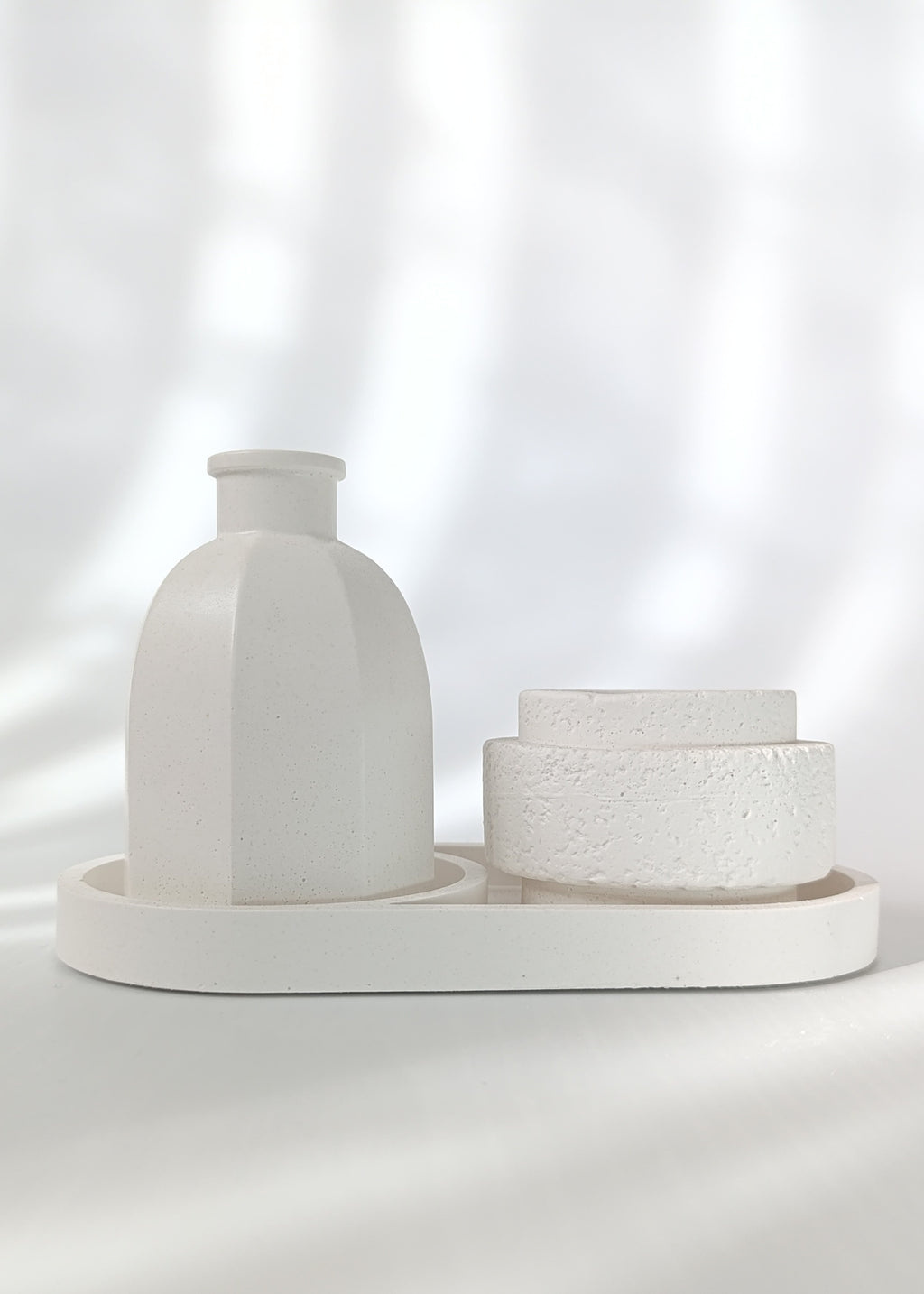 Minimal Taş Tozu Vazo ve Mumluk Seti Tepsili – Tealight Uyumlu Dekoratif 3’lü Set DKR0023