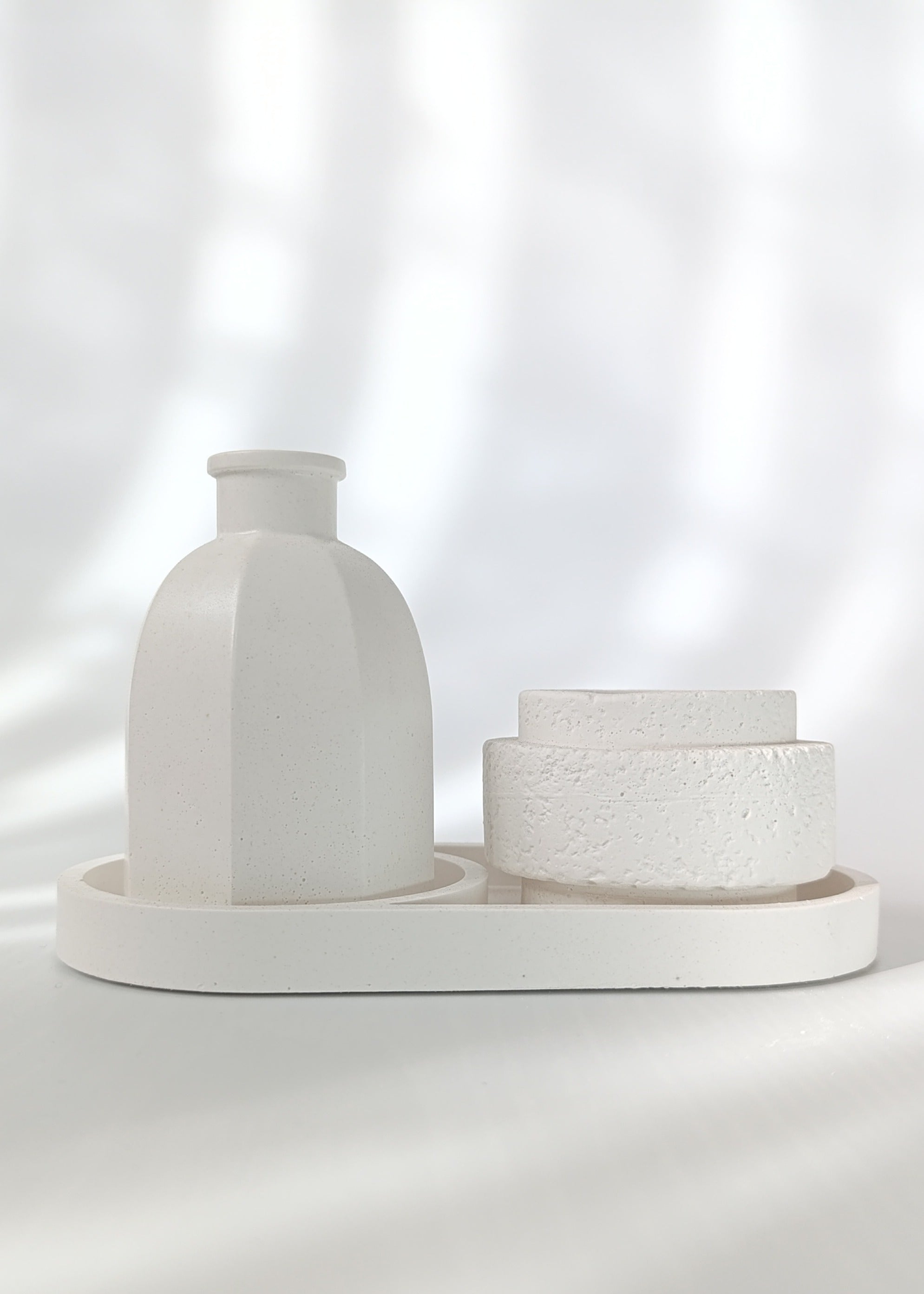 Minimal Taş Tozu Vazo ve Mumluk Seti Tepsili – Tealight Uyumlu Dekoratif 3’lü Set DKR0023
