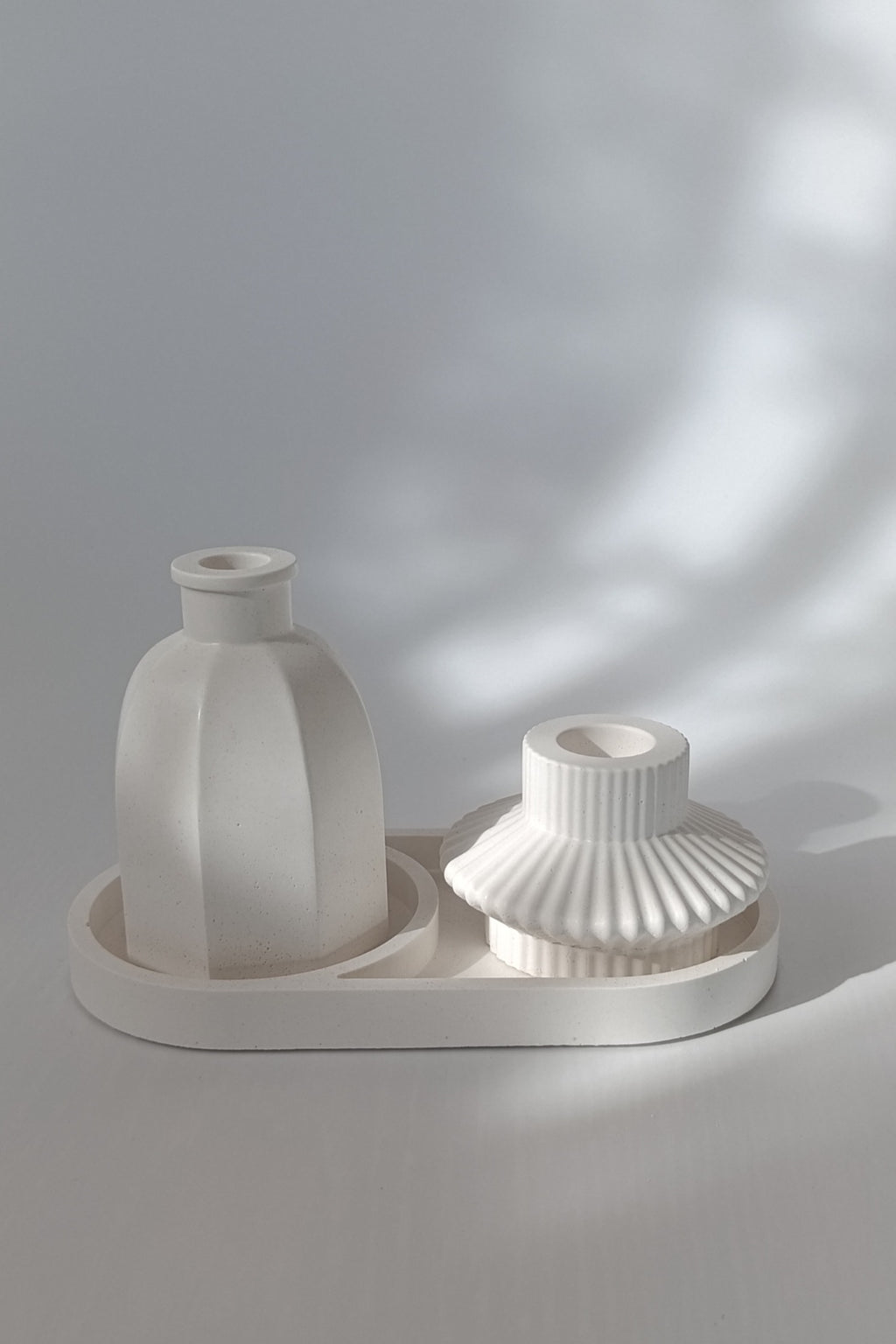 Minimal Taş Tozu Vazo, Dekoratif Mumluk Obje ve Tepsi Seti – Modern 3’lü Masa Üstü Set DKR0025
