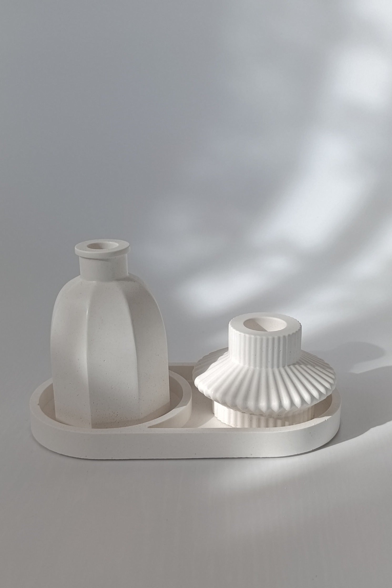 Minimal Taş Tozu Vazo, Dekoratif Mumluk Obje ve Tepsi Seti – Modern 3’lü Masa Üstü Set DKR0025