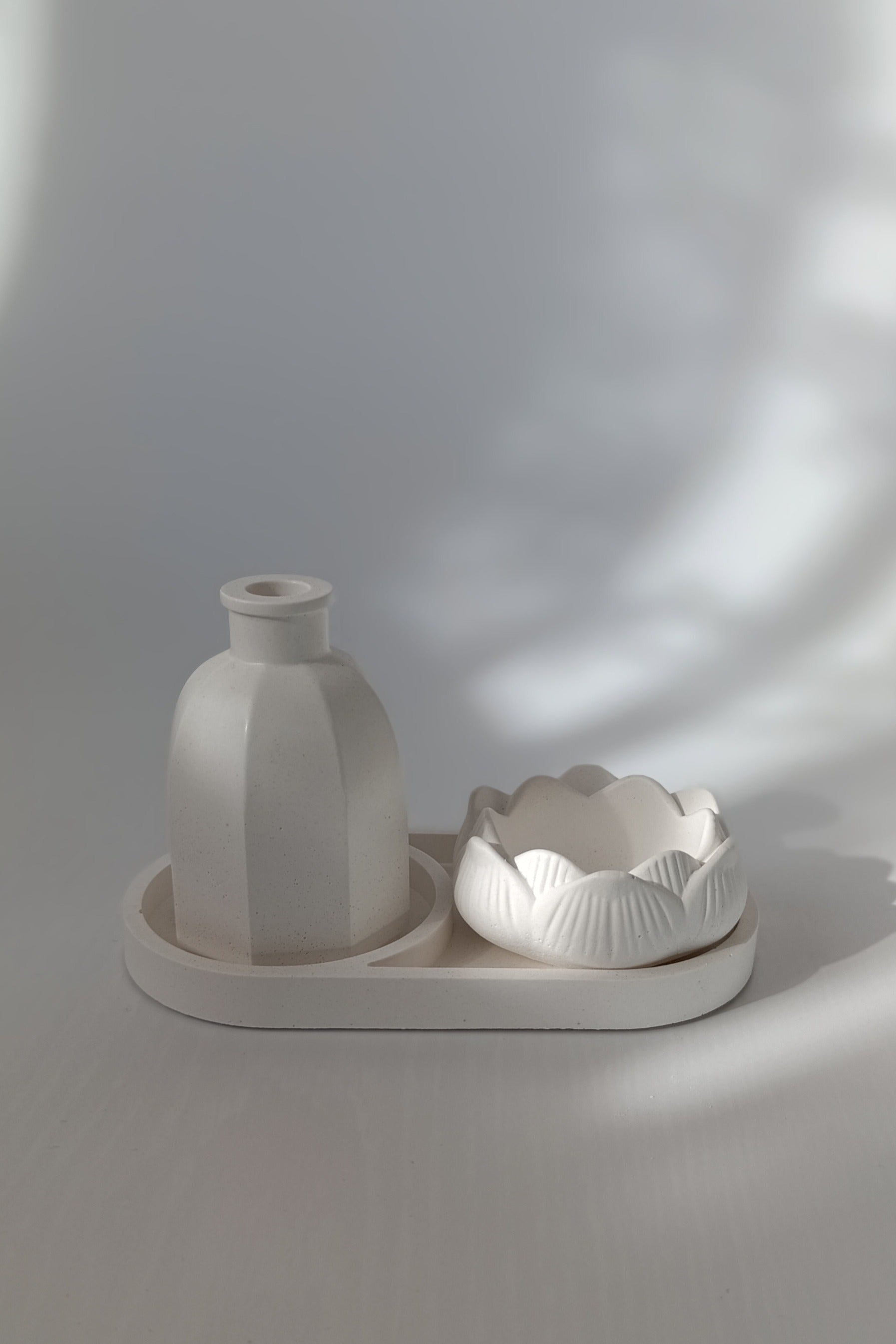 Lotus Taş Tozu Vazo, Tealight Mumluk ve Tepsi Seti – Minimal 3’lü Dekoratif Sunum Seti DKR0026