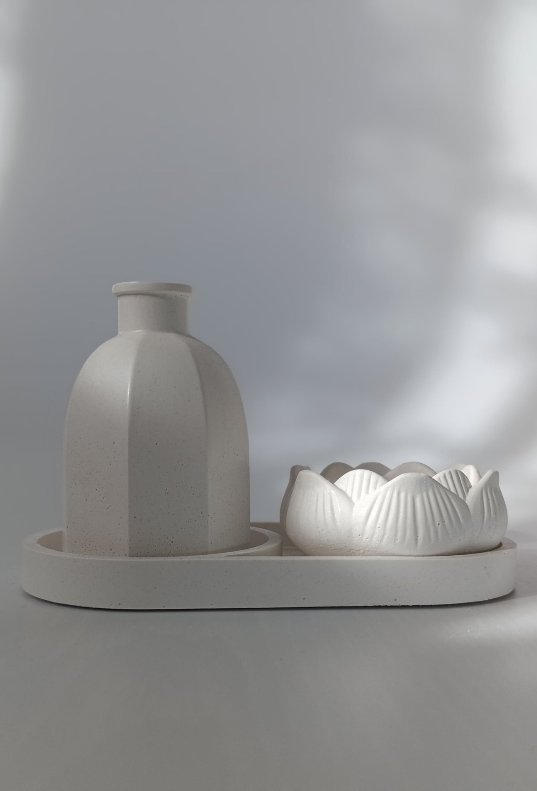 Lotus Taş Tozu Vazo, Tealight Mumluk ve Tepsi Seti – Minimal 3’lü Dekoratif Sunum Seti DKR0026
