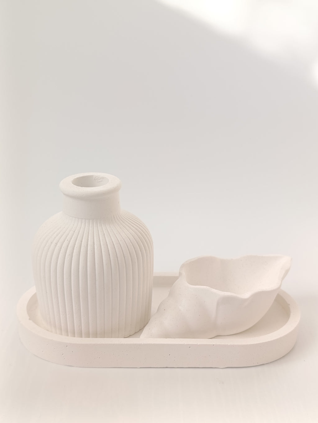 Minimal Taş Tozu Vazo, Deniz Kabuğu Mumluk ve Dekoratif Tepsi Seti – Modern 3’lü Dekor Seti DKR0031