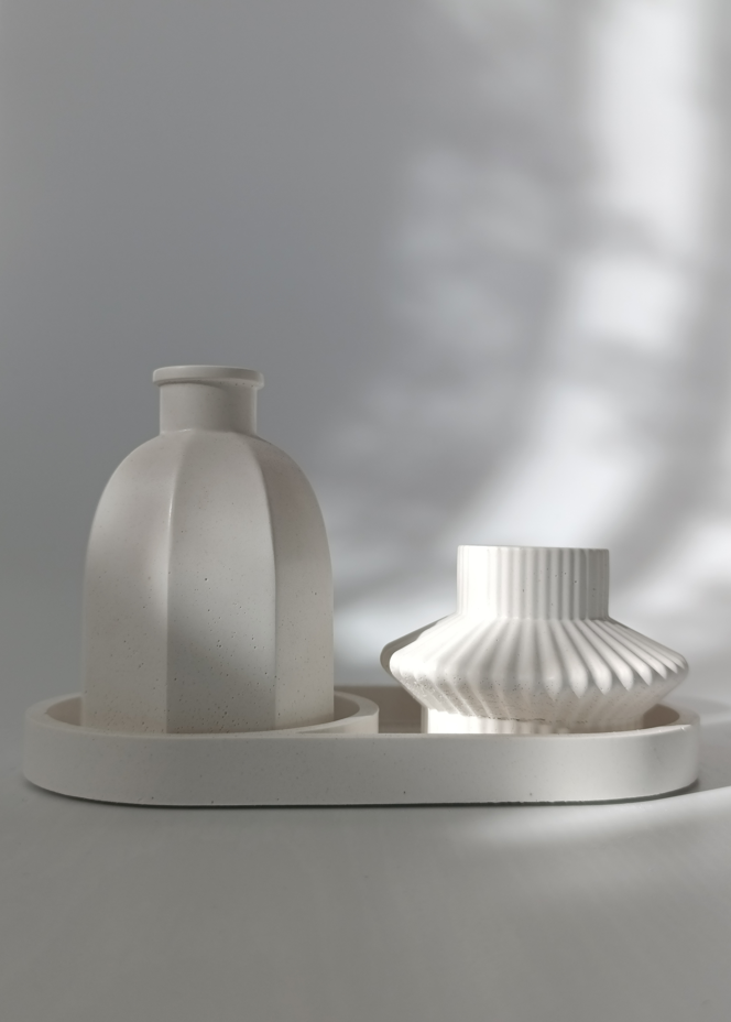 Minimal Taş Tozu Vazo, Dekoratif Mumluk Obje ve Tepsi Seti – Modern 3’lü Masa Üstü Set DKR0025